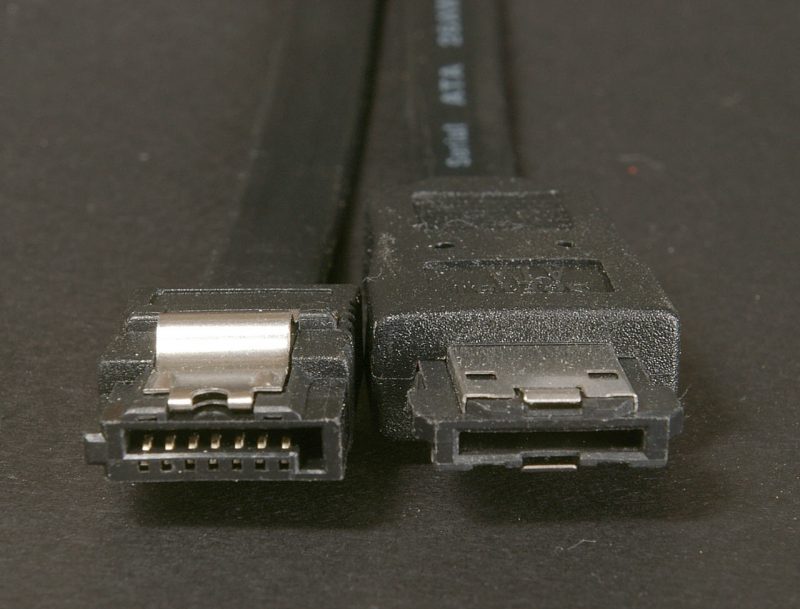 SATA2_und_eSATA-Stecker